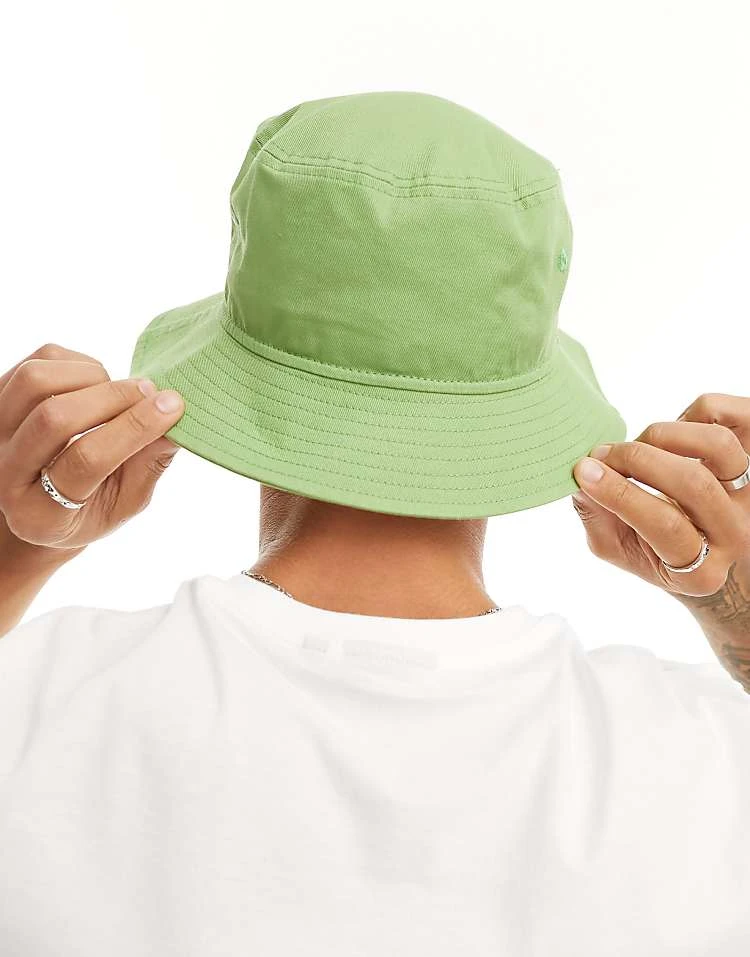 New Era Logo Bucket Hat In Green For Men - Image 2