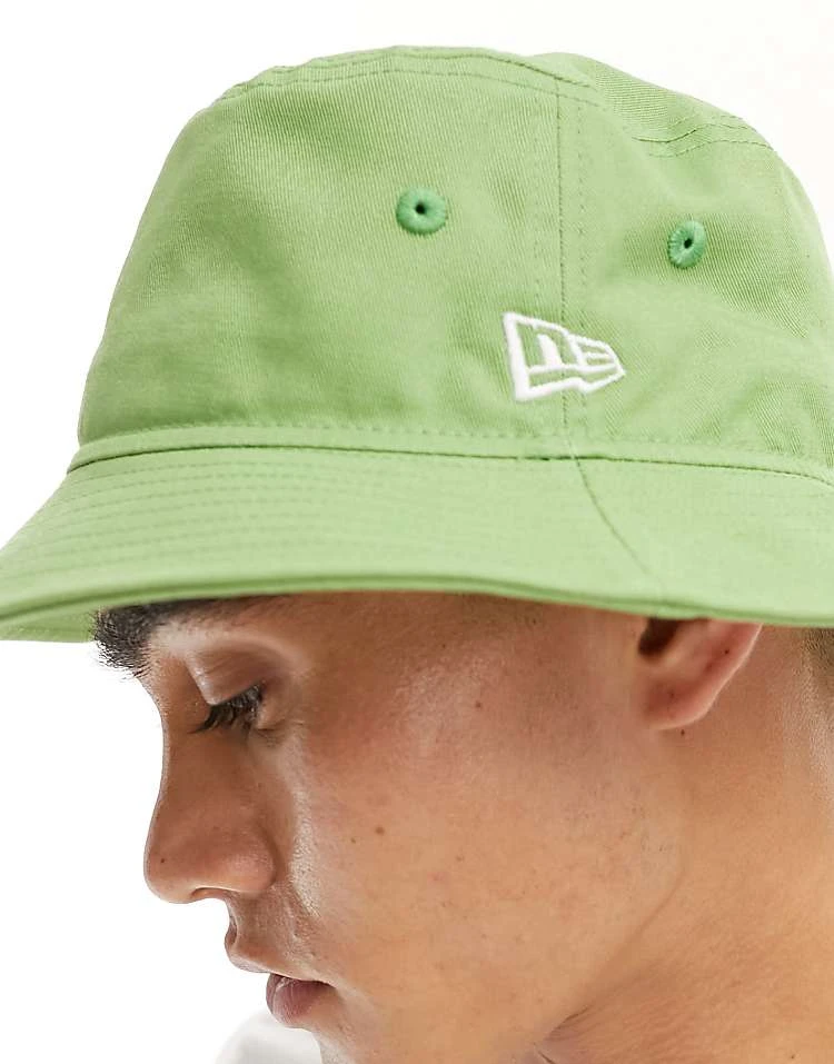 New Era Logo Bucket Hat In Green For Men - Image 3