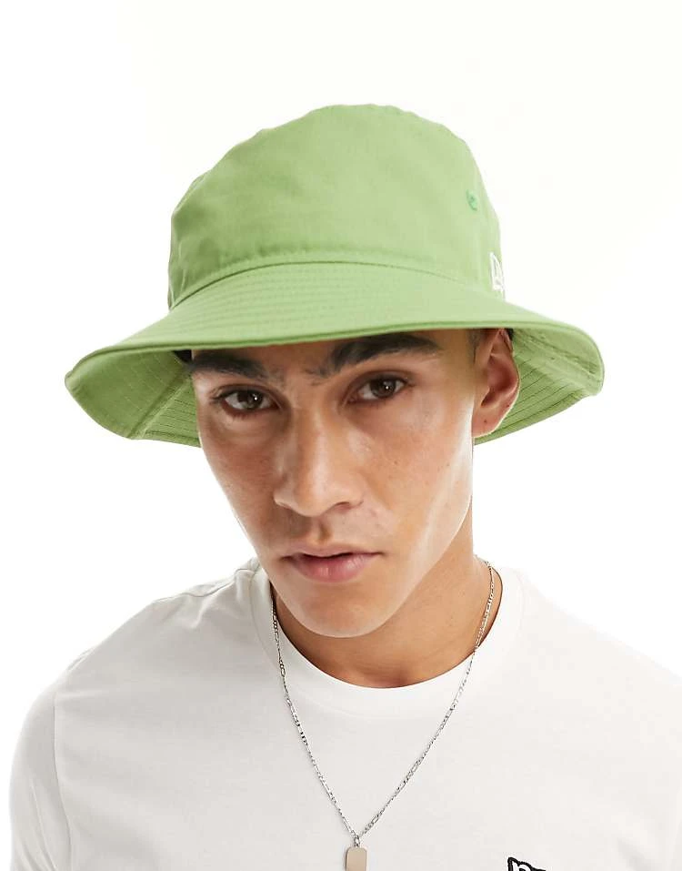 New Era Logo Bucket Hat In Green For Men - Image 4