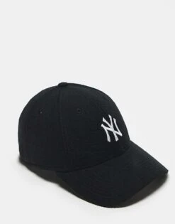 New Era NY Yankees 9forty Cosy Cap In Black For Unisex