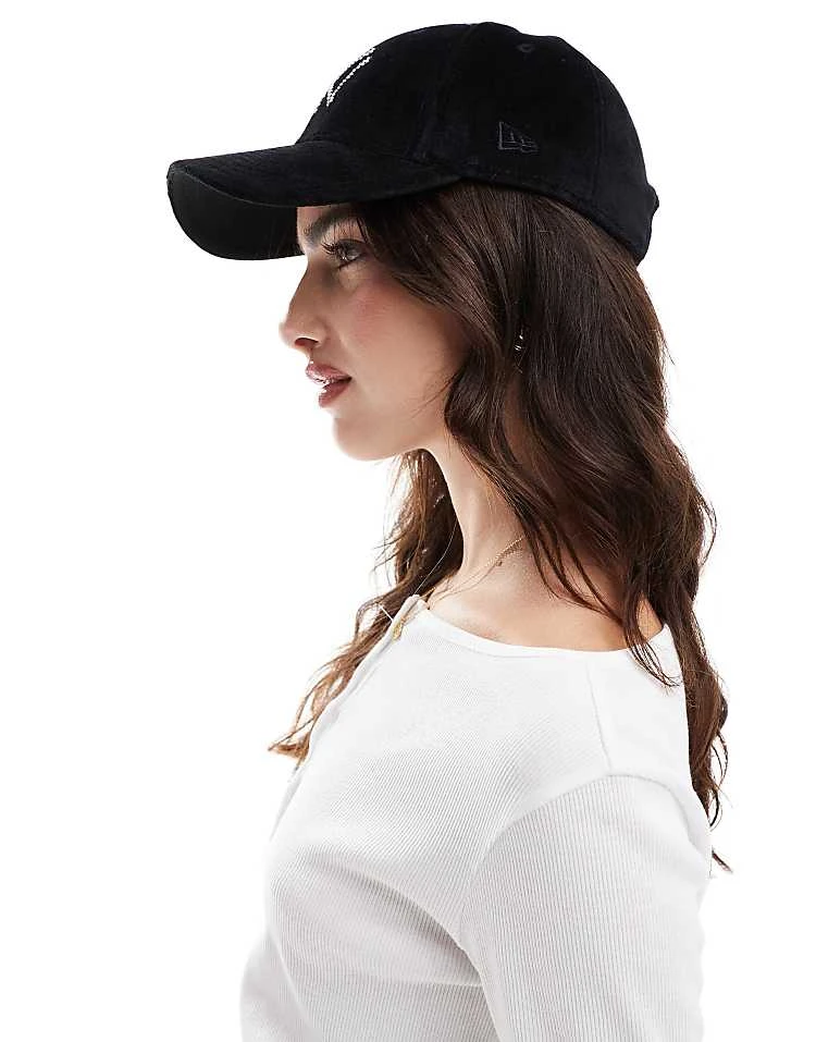 New Era NY Yankees 9forty Velour Cap In Black With Rhinestone Logo For Men - Image 2