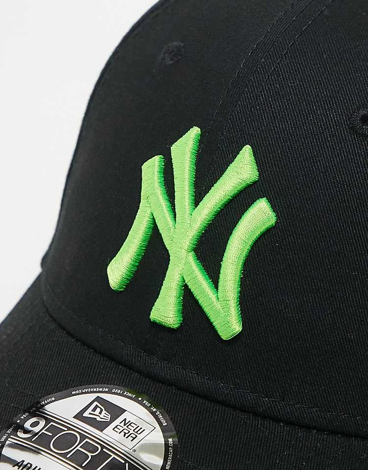 New Era NY Yankees 9forty Contrast Neon Logo Cap In Black For Unisex - Image 3